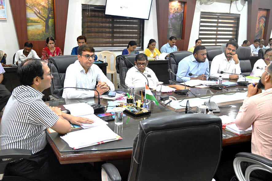 कलेक्टर ने ली राजस्व अधिकारियों की बैठक, नामांतरण, सीमांकन और अतिक्रमण हटाने की कार्रवाई में तेजी लाने के निर्देश, किसान पंजीयन कार्य की धीमी गति पर जताई नाराजगी