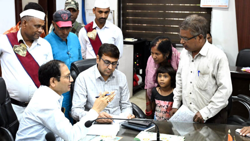 कलेक्टर ने जनदर्शन में सुनी लोगों की समस्याएं, 150 से ज्यादा लोगों ने मांग और समस्या से संबंधित दिए आवेदन, अधिकारियों को समस्याओं का संवेदनशीलता से निराकरण करने दिए निर्देश