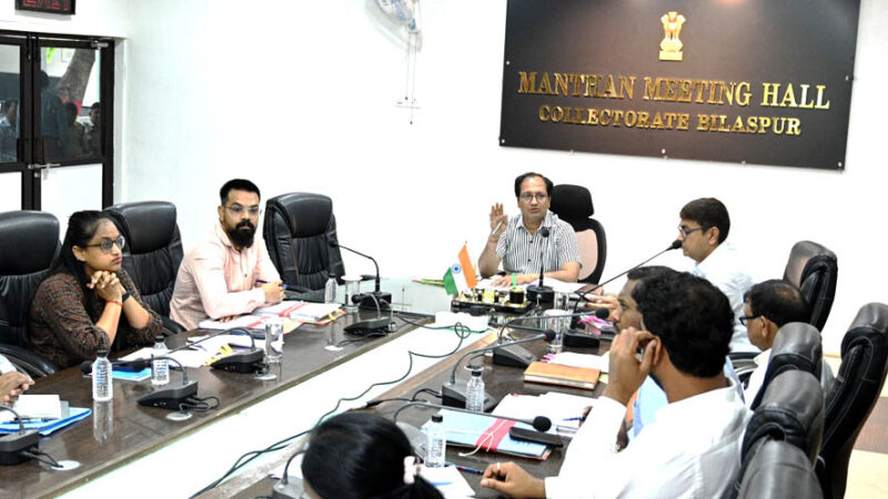 स्कूल से नदारद रहने वाले शिक्षकों पर कड़ी कार्रवाई करने के निर्देश, शिक्षा, स्वास्थ्य, वृक्षारोपण, जल  संरक्षण और योग दिवस तैयारियों पर जोर,कलेक्टर ने की टीएल बैठक में फ्लैगशीप योजनाओं की समीक्षा