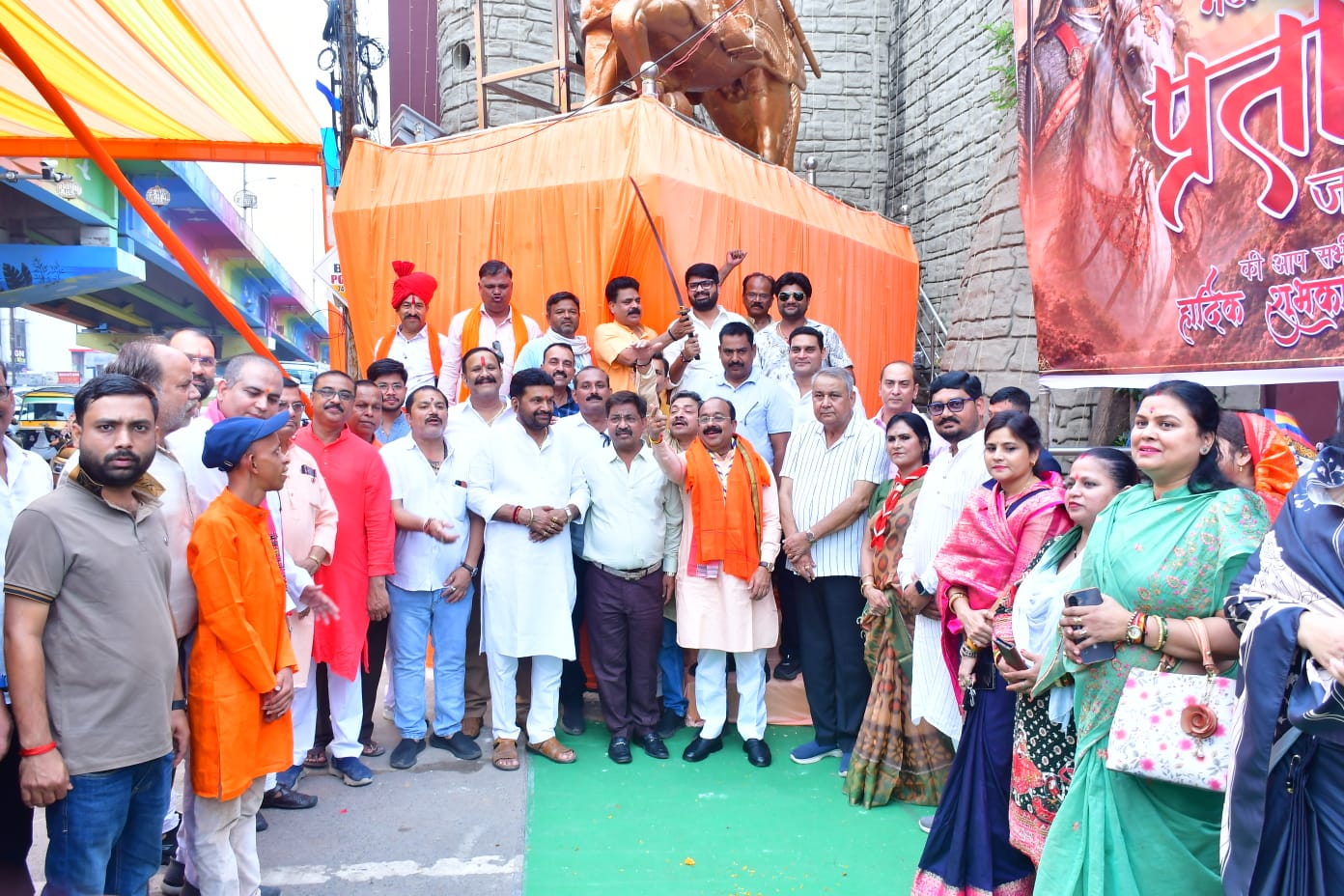 महाराणा प्रताप जयंती के अवसर पर सर्व राजपूत क्षत्रिय समाज ने माल्यार्पण एवं श्रद्धांजलि अर्पित कर शरबत वितरण किया